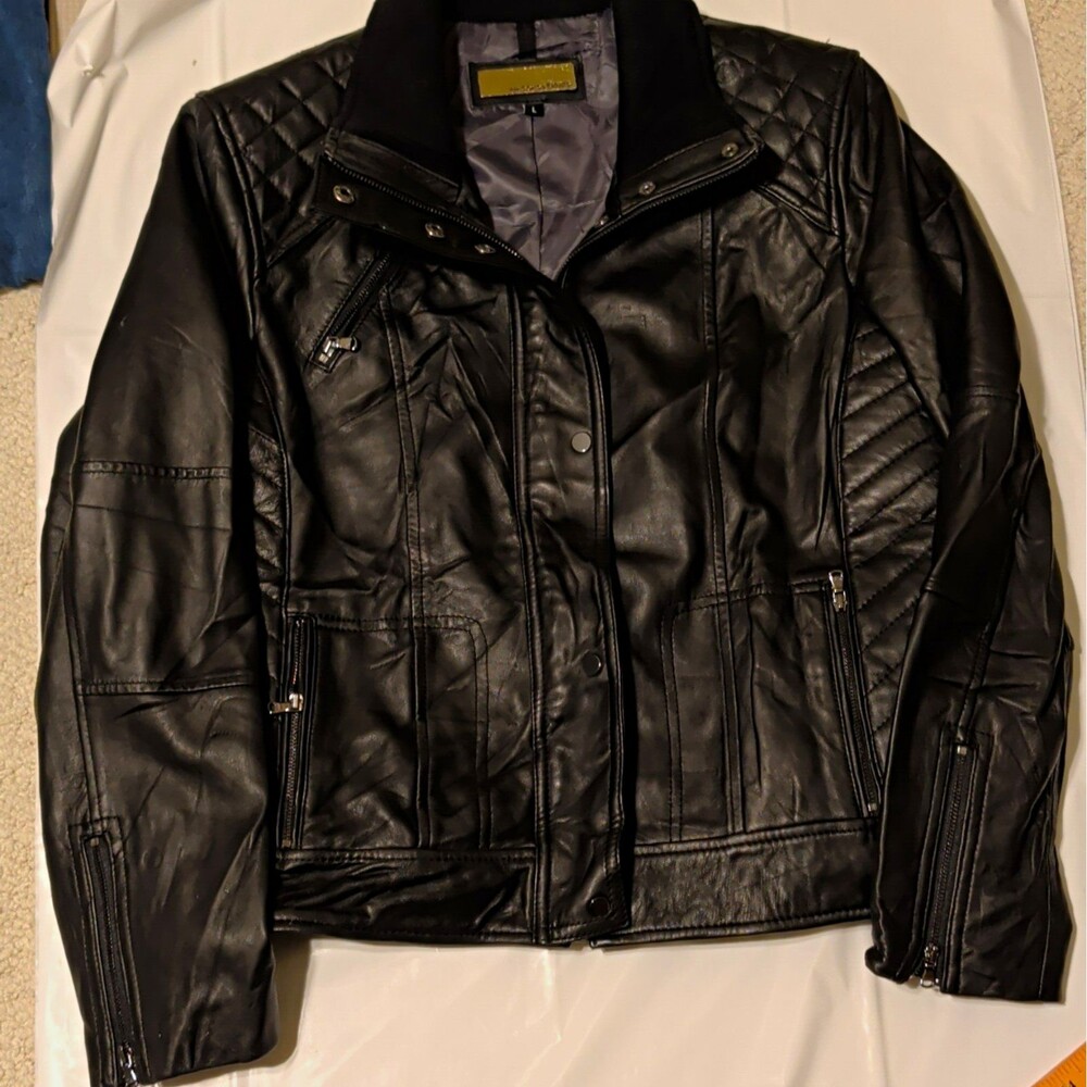 Wilsons Leather Men's Black Cafe Racer Moto Jacket Quilted Shoulders EUC Large